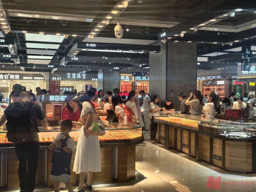 金价直逼1000元/克大关，深圳水贝顾客络绎不绝	，记者实探：有人一单买走1斤多黄金！白银也卖爆